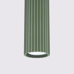 Lampa wisząca Karbon w oliwkowym kolorze, z cylindrycznym, żłobionym kloszem. Ujęcie zbliżeniowe na górną część lampy, ukazujące miejsce na żarówkę GU10 oraz detale faktury. Tło proste, jasne.