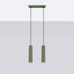 Lampa wisząca Karbon 2 w kolorze oliwkowym, z dwiema cylindrycznymi, rowkowanymi oprawami na żarówki GU10. Zawieszona na czarnych kablach, z prostokątnym, oliwkowym mocowaniem sufitowym.