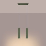 Lampa wisząca Karbon 2, z dwiema żarówkami GU10, w kolorze oliwkowym. Posiada cylindryczne, żłobkowane klosze zawieszone na czarnych przewodach. Montaż sufitowy, w minimalistycznym stylu, na jasnym tle.