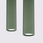 Lampa wisząca Karbon 2 w kolorze oliwkowym, z dwoma cylindrycznymi kloszami o teksturowanej powierzchni, z dwoma gniazdami GU10. Ujęcie z bliska, pokazujące detale kloszy. Tło jasne, minimalistyczne.