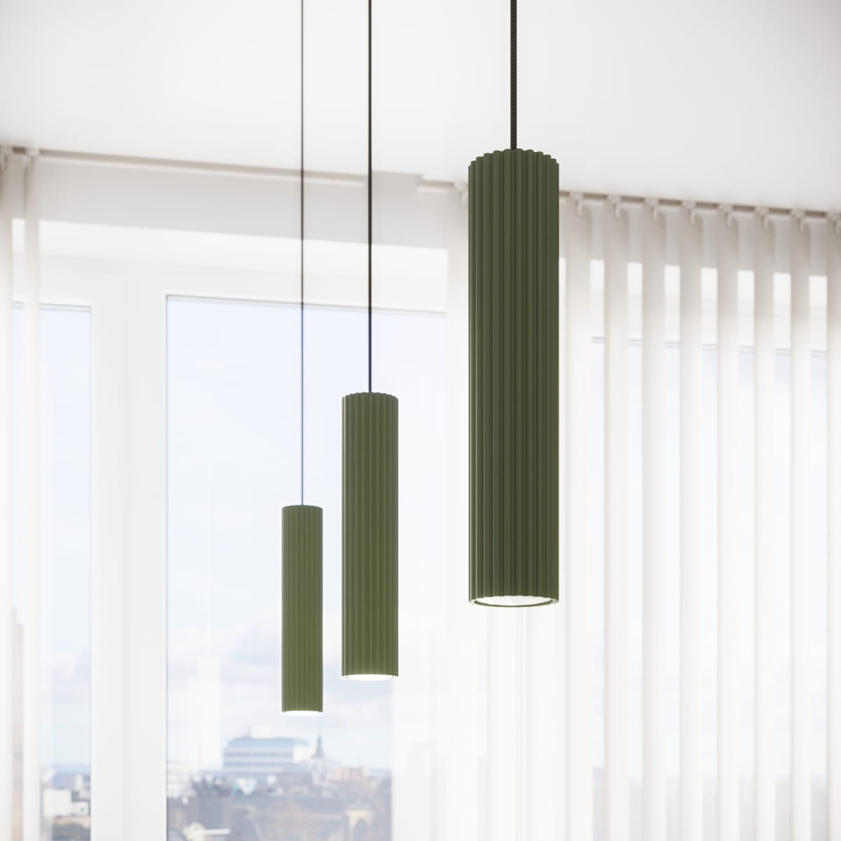 Lampa wisząca Karbon 2 w kolorze oliwkowym, z trzema cylindrycznymi kloszami o żłobionej fakturze, zawieszona na czarnych linkach. Widok frontalny, z naturalnym światłem w tle, podkreślający elegancki design.