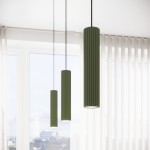 Lampa wisząca Karbon 2 w kolorze oliwkowym, z trzema cylindrycznymi kloszami o żłobionej fakturze, zawieszona na czarnych linkach. Widok frontalny, z naturalnym światłem w tle, podkreślający elegancki design.