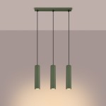 Lampa wisząca Karbon 3 w kolorze oliwkowym, składająca się z trzech cylindrycznych kloszy z rowkowaną fakturą, zawieszona na czarnych linkach. Mocowania na górze w kolorze oliwkowym. Produkt w prostej aranżacji na jednolitym tle.