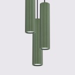 Lampa wisząca Karbon 3P w kolorze oliwkowym z trzema cylindrycznymi kloszami o żebrowanej fakturze, zawieszona na czarnych przewodach. Klosze mają otwarte końce, co umożliwia montaż żarówek GU10.