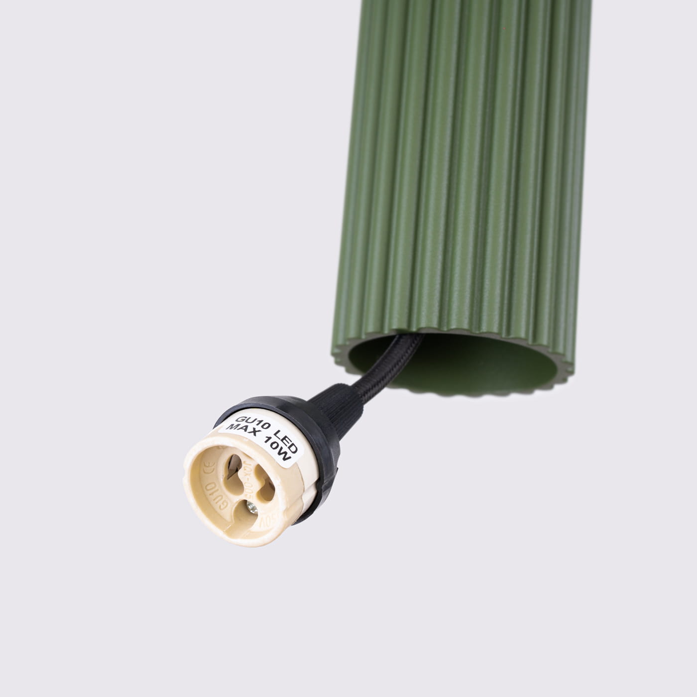 Oliwkowa lampa wisząca Karbon 3P z trzema gniazdami GU10, o strukturze żeberkowej. Widoczny kabel z wtyczką GU10, przeznaczona do zastosowania z żarówkami LED maksymalnie 10W.