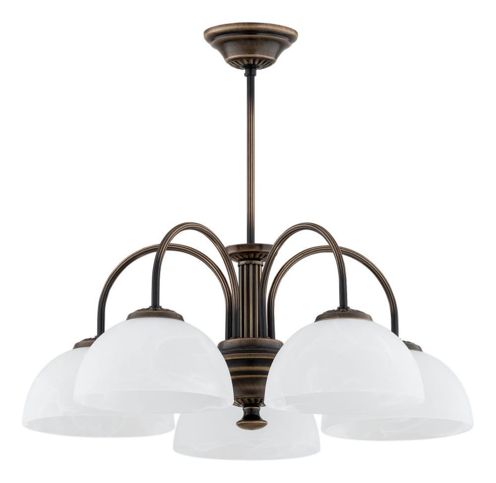 Żyrandol Delos w kolorze patyny, z pięcioma kloszami w białym, matowym szkle. Posiada metalową konstrukcję z delikatnymi łukami. Ujęcie z dołu, eksponujące elegancki design i detale mocowania. Idealny do aranżacji wnętrz.