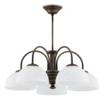 Żyrandol Delos w kolorze patyny, z pięcioma kloszami w białym, matowym szkle. Posiada metalową konstrukcję z delikatnymi łukami. Ujęcie z dołu, eksponujące elegancki design i detale mocowania. Idealny do aranżacji wnętrz.