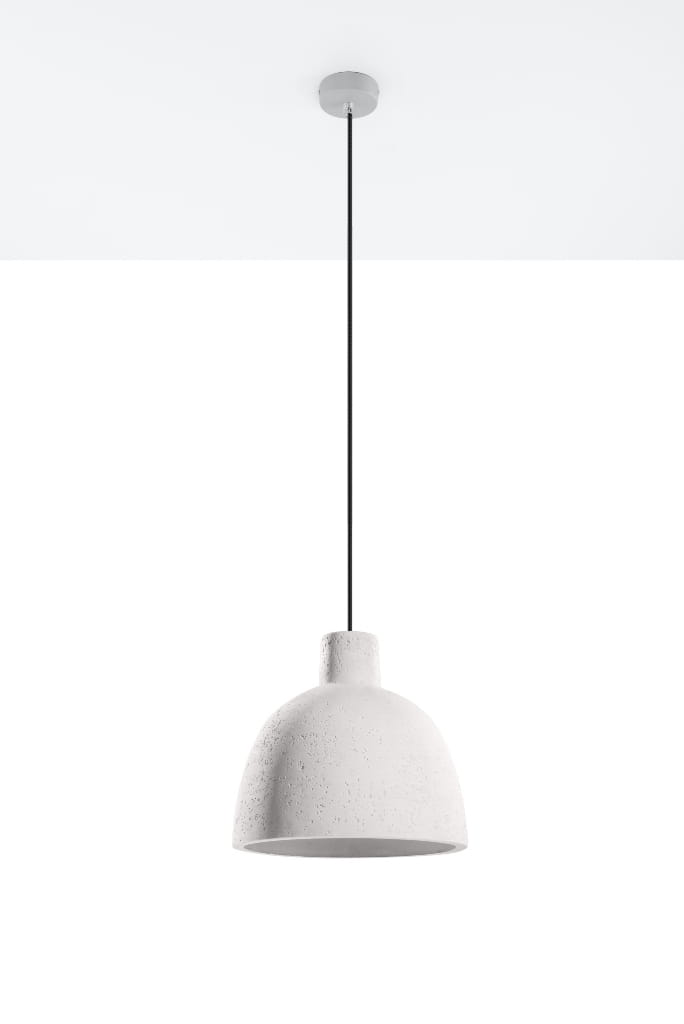 Lampa wisząca Damaso 1-punktowa SL.0281 w kolorze białym, z betonowym kloszem o zaokrąglonym kształcie, zawieszona na czarnym przewodzie. Klosz ma teksturowaną powierzchnię, a całość montowana jest do sufitu za pomocą metalowego uchwytu.