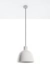 Lampa wisząca Damaso 1-punktowa SL.0281 w kolorze białym, z betonowym kloszem o zaokrąglonym kształcie, zawieszona na czarnym przewodzie. Klosz ma teksturowaną powierzchnię, a całość montowana jest do sufitu za pomocą metalowego uchwytu.