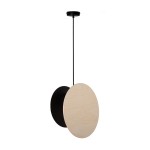 Lampa wisząca Tola z czarnym metalowym kloszem i brzozowym, okrągłym elementem. Zawieszona na cienkim, czarnym przewodzie. Idealna do nowoczesnych wnętrz, z oprawką na żarówkę E27. Prosta forma, minimalistyczny design.