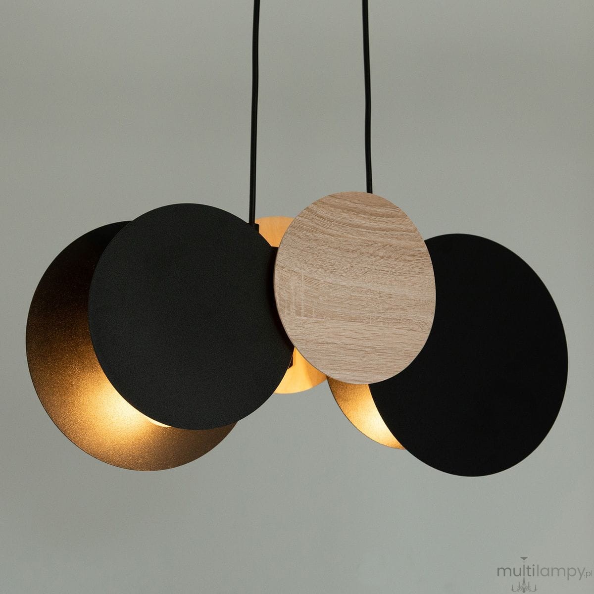 Lampa wisząca Tola z dwoma oprawami E27, składająca się z okrągłych elementów w czarnym kolorze i dąb naturalny. Ujęcie z góry, detalizujące metaliczne wykończenie oraz drewniane akcenty, na tle jasnej ściany.