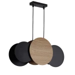 Lampa wisząca Tola 3xE27 w kolorze czarnym i dębowym. Składa się z trzech okrągłych paneli, z czego dwa są czarne, a jeden dębowy. Zawieszona na dwóch kablach, z metalowym mocowaniem sufitowym w kolorze czarnym.