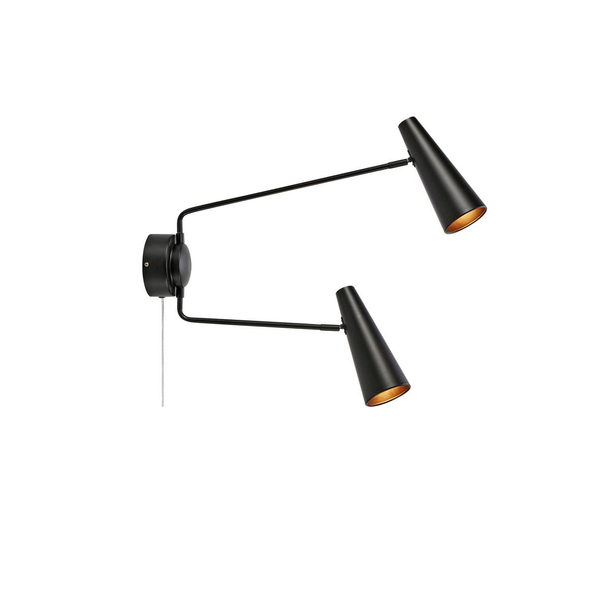 Kinkiet Peak w kolorze czarnym, z dwoma regulowanymi kloszami w kształcie stożka. Umożliwia montaż na ścianie, z metalową podstawą i widocznym przewodem. Stylowy dodatek do nowoczesnych wnętrz.
