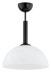 Lampa wisząca Klara z oprawą w kolorze czarnym, z białym kloszem w kształcie półkuli. Zawieszona na prostym, czarnym stelażu. Widok frontalny, pokazujący detal lampy oraz jej górną część mocującą. Idealna do nowoczesnych wnętrz.