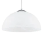 Lampa wisząca Klara 2 o białym, półkulistym kloszu z matowego szkła, zawieszona na chromowanym elemencie. Klosz ma gładką powierzchnię i delikatny wzór, doskonale nadaje się do oświetlenia wnętrz. Kąt ujęcia: frontalny.