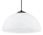 Lampa wisząca Klara 2 z czarnym wykończeniem, z pojedynczym gniazdem E27. Klosz w kształcie półkuli wykonany z białego, lekko przezroczystego materiału, zawieszony na cienkim przewodzie. Idealna do nowoczesnych wnętrz.