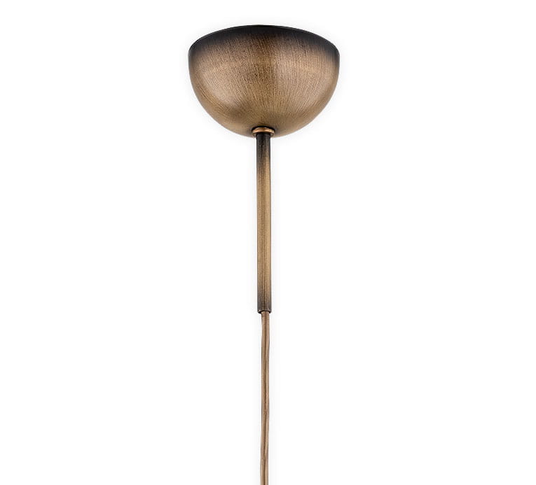 Lampa wisząca Klara 2 w kolorze patyny, z jedną oprawką E27. Okrągły klosz z matowego metalu, zamontowany na długim, smukłym przewodzie. Kąt ujęcia frontalny, produkt zwisający z sufitu.