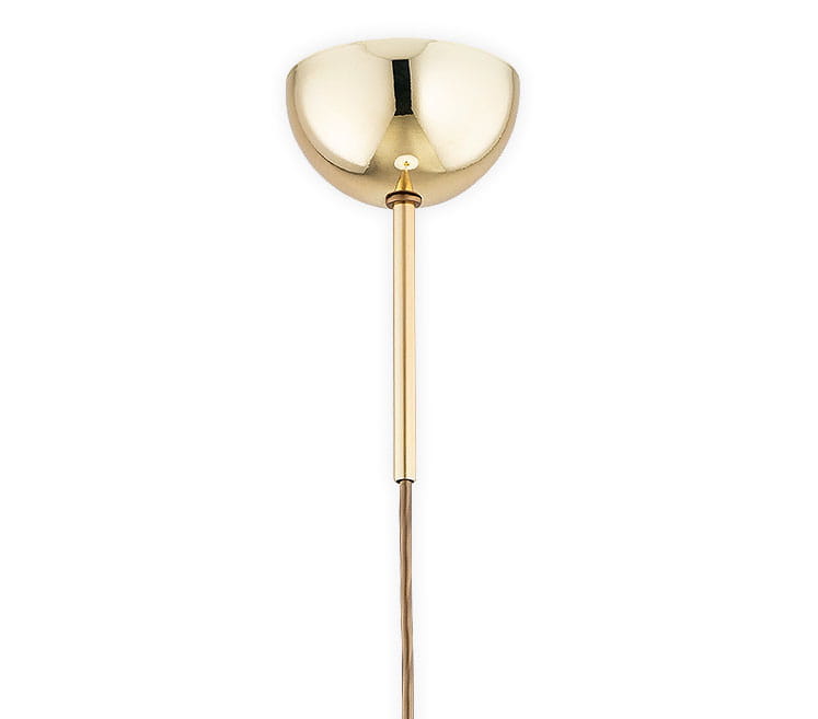 Lampa wisząca Klara 2 w kolorze złotym, z metalowym kloszem w kształcie półkuli i długim, prostym zawieszeniem. Widoczny kabel w odcieniu brązowym. Produkt zawiera miejsce na jedną żarówkę typu E27.