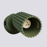 Kinkiet Karbon 1xGU10 w kolorze oliwkowym z włącznikiem, o cylindrycznym kształcie z fakturą żłobioną. Produkt widoczny z boku, z widocznym gniazdem na żarówkę i czarnym przyciskiem włącznika. Tło jasne, jednolite.