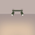 Lampa sufitowa Karbon w oliwkowym kolorze, z dwoma reflektorami GU10, umieszczona na prostokątnej podstawie. Reflektory mają żebrowaną teksturę i są skierowane w dół, co podkreśla ich nowoczesny design. Tło w stonowanej kolorystyce.