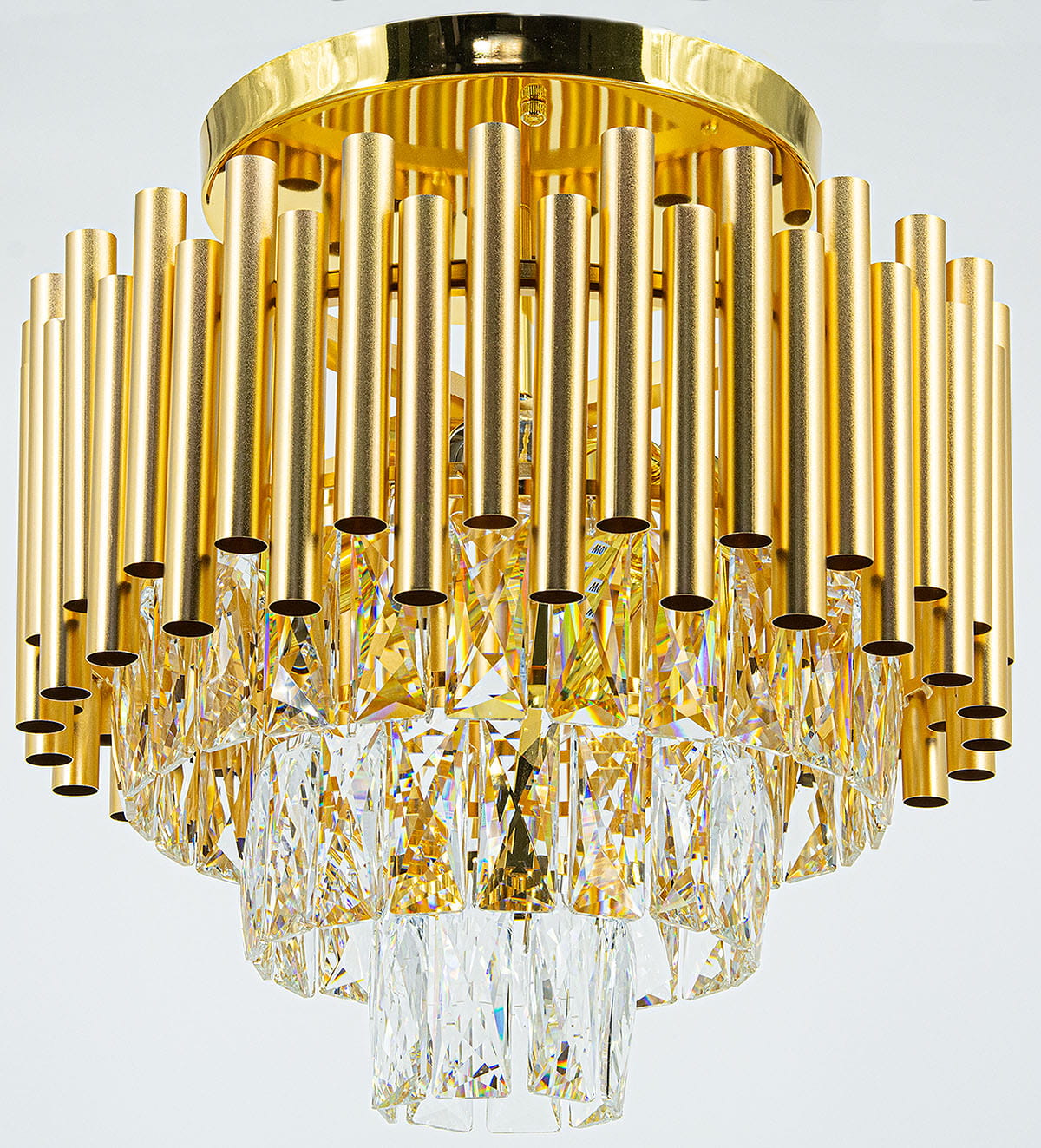 Lampa sufitowa Bari 4xE27 w kolorze złotym, z konstrukcją składającą się z metalowych rur o matowej fakturze oraz kryształowymi detalami. Ujęcie frontalne, ukazujące elegancki design i połyskujące elementy dekoracyjne.