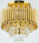 Lampa sufitowa Bari 4xE27 w kolorze złotym, z konstrukcją składającą się z metalowych rur o matowej fakturze oraz kryształowymi detalami. Ujęcie frontalne, ukazujące elegancki design i połyskujące elementy dekoracyjne.