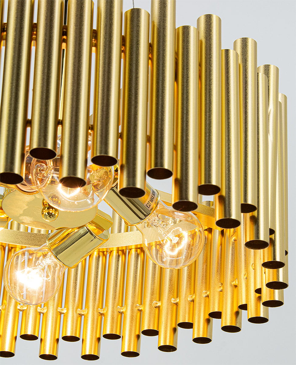 Wisząca lampa Narni 6235/4 w kolorze złotym, z czterema miejscami na żarówki E27. Kształt złożony z pionowych, cylindrycznych elementów w metalicznym wykończeniu, z widocznymi żarówkami, umieszczona na okrągłej podstawie.
