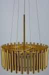 Lampa wisząca Narni 4xE27 w kolorze złotym, złożona z cylindrycznych elementów ułożonych w okrąg. Produkt zawieszony na cienkich linkach, widoczny z dołu, podkreślający nowoczesny design i zastosowanie w aranżacji wnętrz.