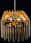 Lampa wisząca Narni 8xE27 w kolorze złotym. Kwadratowa konstrukcja z metalowych rur, zawieszona na łańcuchu. Wnętrze z widocznymi żarówkami E27, podkreślającymi nowoczesny design. Tło czarne, co uwydatnia elegancki wygląd lampy.