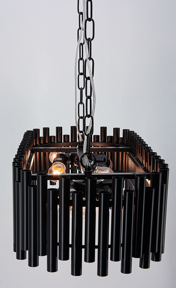 Lampa wisząca Narni 8xE27 w kolorze czarnym, o kwadratowej formie, z metalowymi rurkami tworzącymi dekoracyjną osłonę. Zawieszona na łańcuszku, z widocznymi żarówkami w środku. Tło neutralne, co podkreśla elegancję lampy.