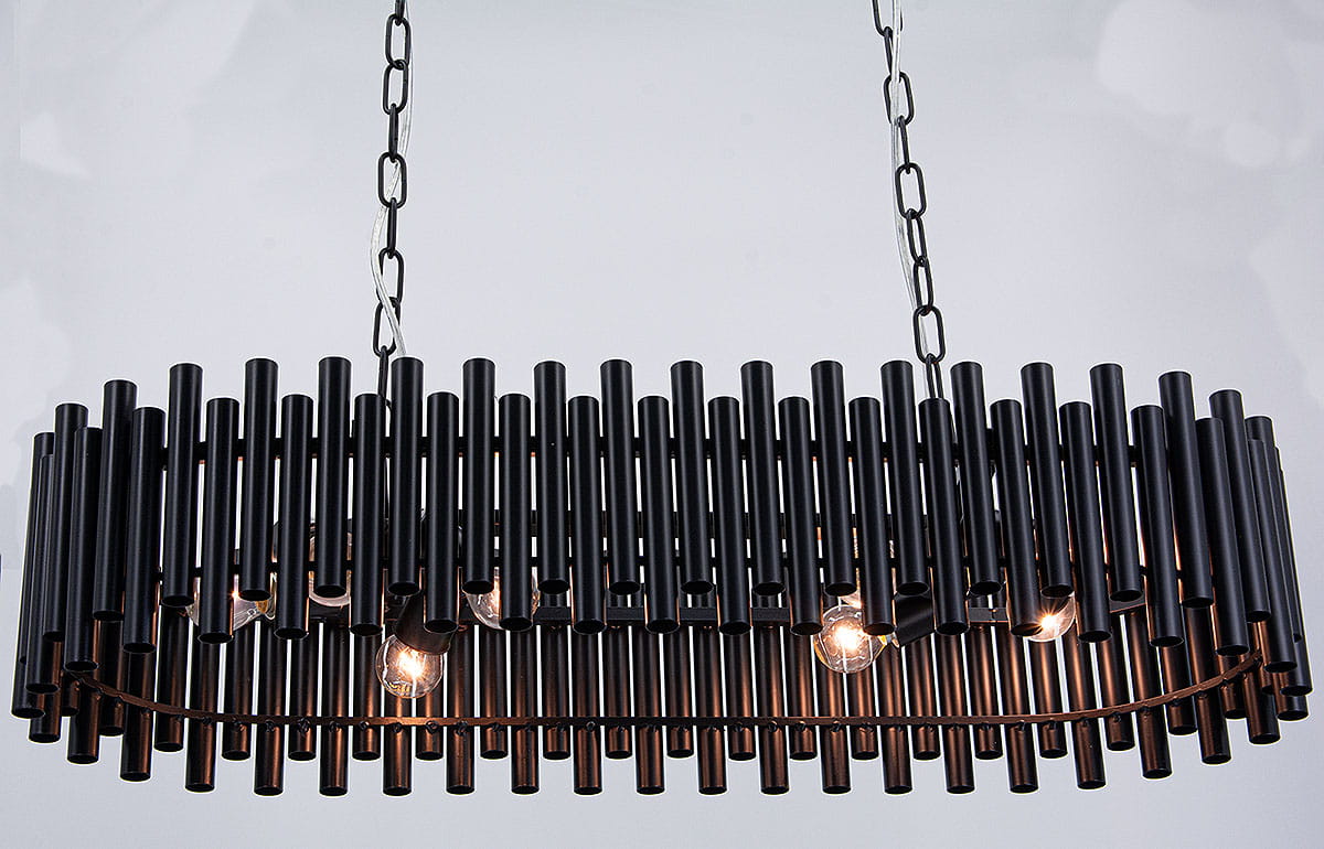 Lampa wisząca Narni 8xE27 w kolorze czarnym, zbudowana z cylindrycznych elementów, zawieszona na metalowym łańcuchu. Widoczne trzy żarówki, które są częściowo odsłonięte, tworzą nowoczesny design. Ujęcie z przodu, na jednolitym tle.