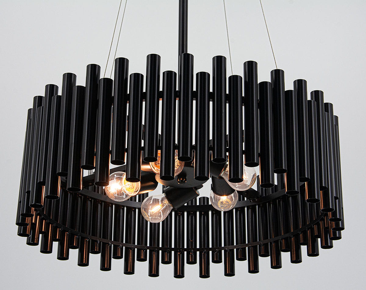 Lampa wisząca Narni 5xE27 w kolorze czarnym, z cylindrycznymi elementami. Ujęcie z góry pokazuje pięć żarówek w centralnej części, otoczonej metalowymi rurkami. Zawieszona na cienkim kablu w minimalistycznym stylu.