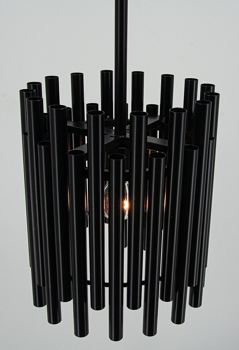 Lampa wisząca Narni 1xE27 w kolorze czarnym, zbudowana z poziomych metalowych rur, tworzących nowoczesny wzór. Ujęcie frontalne, pokazujące detal konstrukcji oraz źródło światła wewnątrz. Dobrze widoczna tekstura metalu.