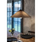 Lampa wisząca Plisado w kolorze czarnym i szarym, z kloszem w kształcie stożka z fałdami. Zawieszona nad drewnianym stołem, oświetla stół z czarnymi talerzami, szklankami i rośliną w wazonie. Kąt ujęcia z boku, ukazujący detale klosza i otoczenie.