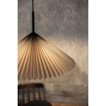 Lampa wisząca Plisado w kolorze czarnym i szarym z kloszem w kształcie stożka, wykonanym z plisowanego materiału. Widok z góry, zbliżenie na detal tekstury klosza. Tło w neutralnych odcieniach, podświetlone ciepłym światłem.