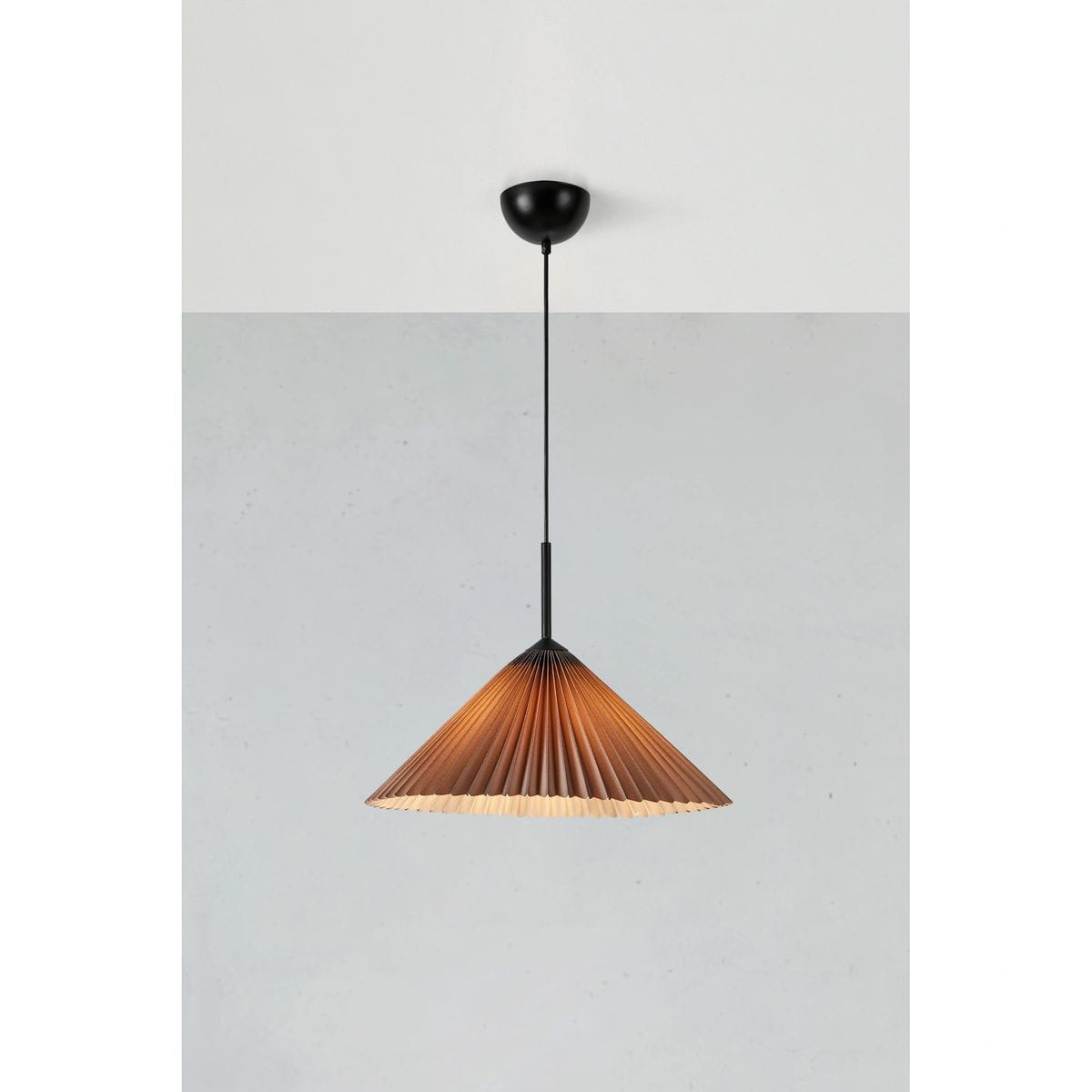 Lampa wisząca Plisado 1xE27 w kolorze czarnym i szarym, z kloszem w kształcie stożka o plisowanej fakturze. Powieszona na cienkim przewodzie, z prostą, okrągłą podsufitką. Tło w jasnym odcieniu szarości.