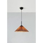 Lampa wisząca Plisado 1xE27 w kolorze czarnym i szarym, z kloszem w kształcie stożka o plisowanej fakturze. Powieszona na cienkim przewodzie, z prostą, okrągłą podsufitką. Tło w jasnym odcieniu szarości.