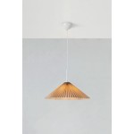 Lampa wisząca Plisado 1xE27 w kolorze białym i beżowym. Kształt stożkowaty z plisowanym abażurem, zawieszona na cienkim przewodzie. Tło w jasnoszarym kolorze, minimalistyczne otoczenie. Idealna do nowoczesnych wnętrz.