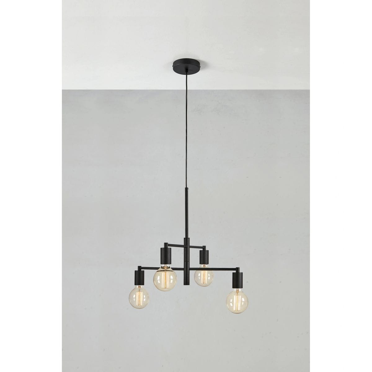 Lampa wisząca Cielo w kolorze piaskowym i czarnym, z czterema oprawami na żarówki E27. Produkt ma nowoczesny, minimalistyczny design z widocznymi, okrągłymi kloszami. Ujęcie frontalne, zawieszona na długim przewodzie w otoczeniu jasnej, betonowej ściany.
