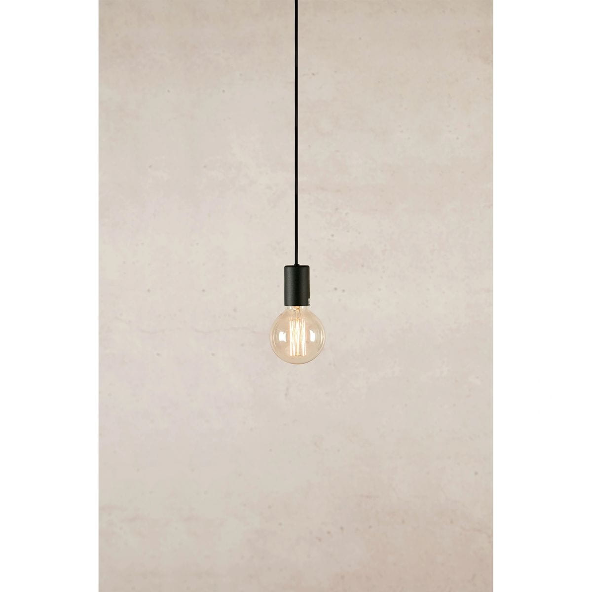 Lampa wisząca Cielo z oprawą w kolorze piaskowym i czarnym, z pojedynczym źródłem światła E27. Produkt zawieszony na czarnym kablu w minimalistycznym stylu, z przezroczystą żarówką, na tle gładkiej, jasnej ściany.