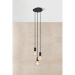 Lampa wisząca Cielo w kolorze piaskowym i czarnym, z trzema źródłami światła E27. Ujęcie z przodu, z widocznymi szklanymi kloszami oraz czarnymi mocowaniami na długich kablach. Tło w jasnym odcieniu, podkreślające nowoczesny design.
