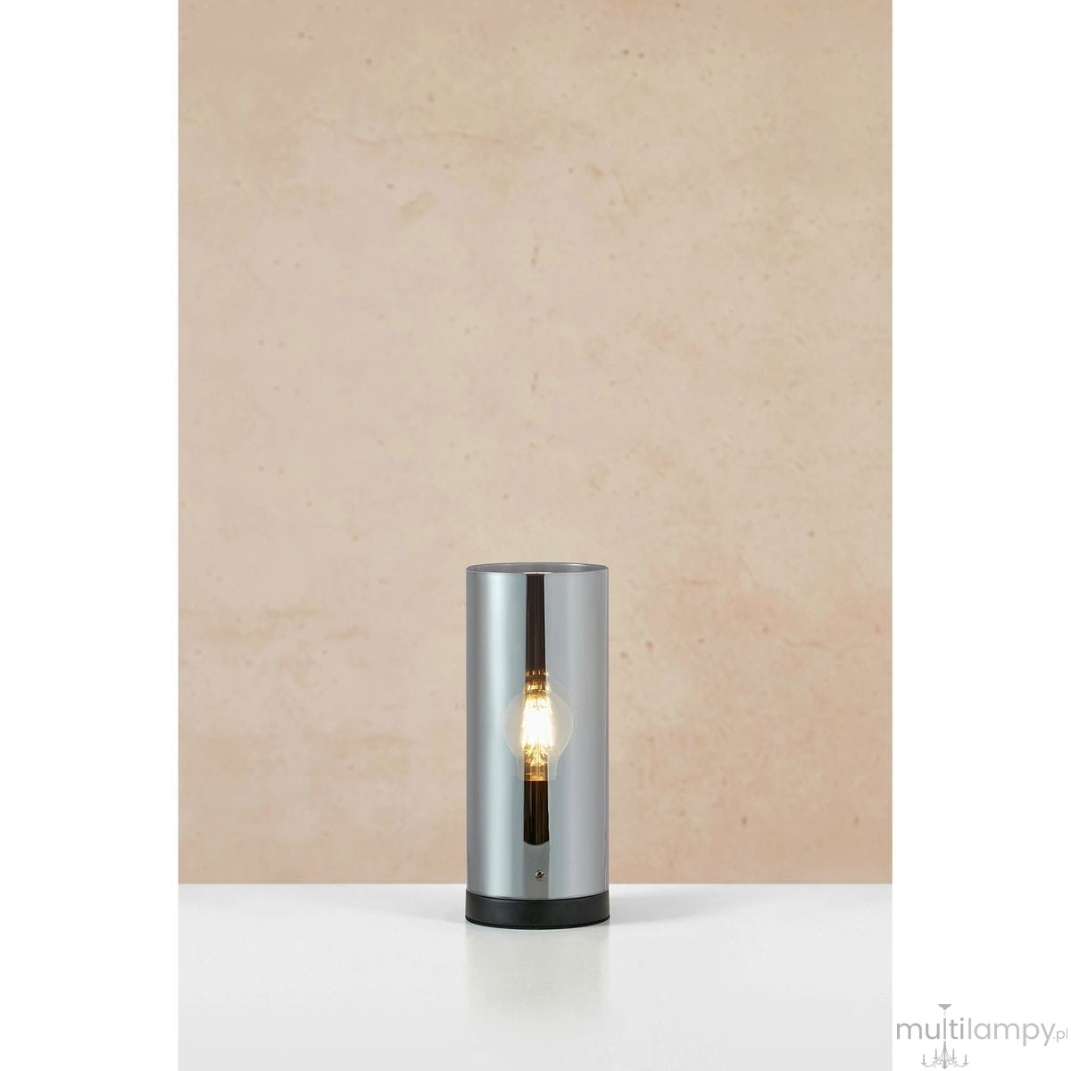 Lampa stołowa w formie cylindrycznej, z czarną podstawą i dymnym kloszem. Widoczna żarówka E27 w centralnej części. Ujęcie frontalne na białym tle, podkreślające minimalistyczny design i elegancki wygląd.