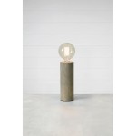 Lampa stołowa Legna z szarym, cylindrycznym słupkiem z betonu i dużą, okrągłą żarówką E27. Ujęcie frontalne, lampa stoi na płaskiej powierzchni, w tle jasne, jednolite ściany.