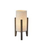 Lampa stołowa Eruca z brązowym drewnianym stelażem i beżowym, tekstylnym kloszem. Okrągły kształt, stojąca konstrukcja. Źródło światła E27. Prosta, nowoczesna forma, idealna do wnętrz.