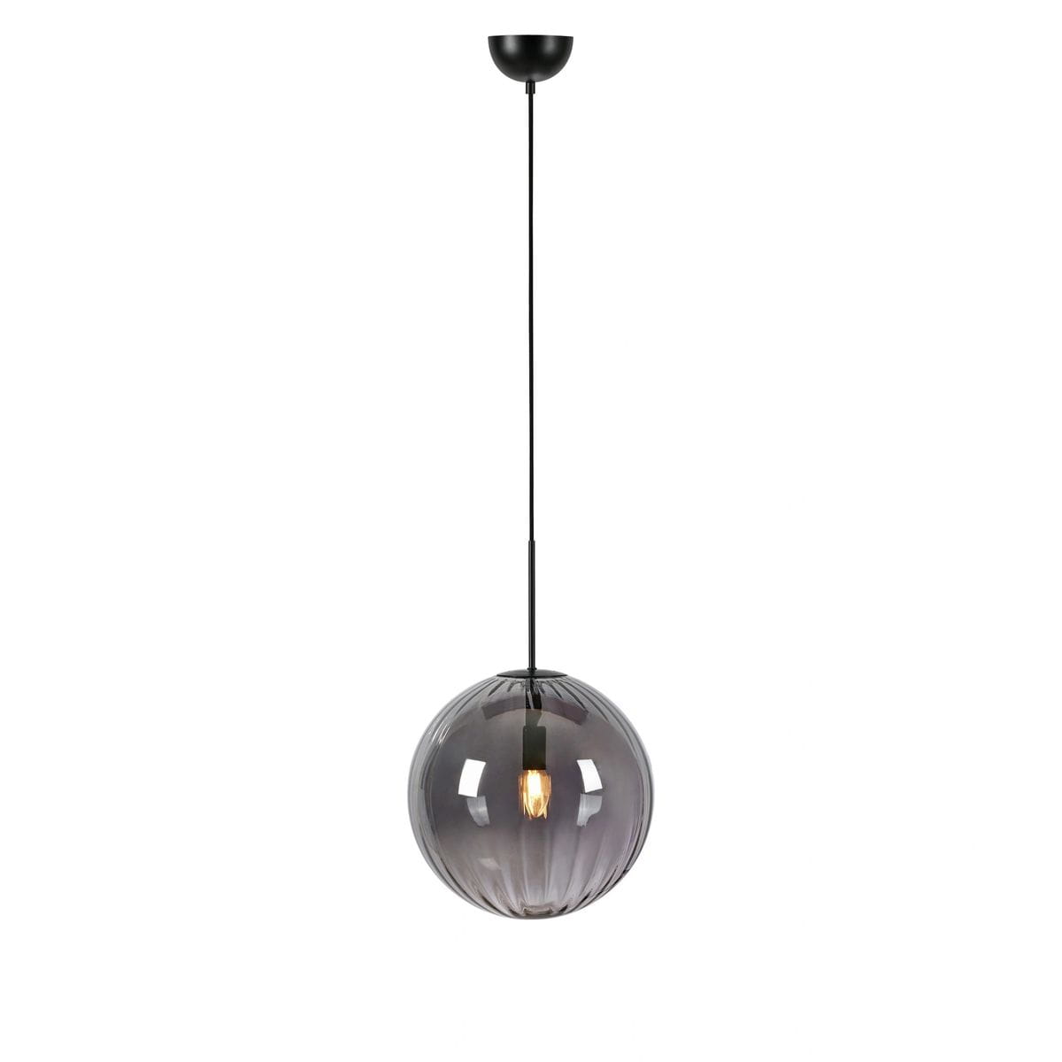 Lampa wisząca Fengari 1xE14 w kolorze czarnym z dymionym kloszem. Okrągły klosz z przezroczystego szkła, zawieszony na cienkim czarnym przewodzie. Widoczna żarówka wewnątrz, stylowy element oświetleniowy.
