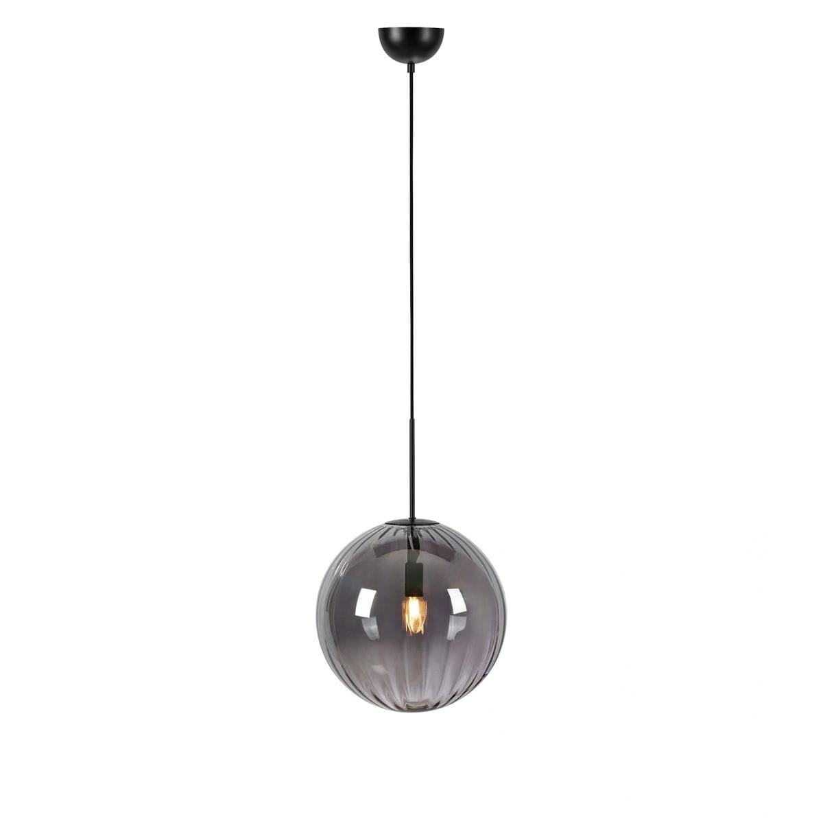 Lampa wisząca Fengari z pojedynczym gniazdem E14 w czarnej oprawie. Szklany klosz w dymionym kolorze o okrągłym kształcie, zawieszona na cienkim przewodzie, nadaje się do nowoczesnych wnętrz.