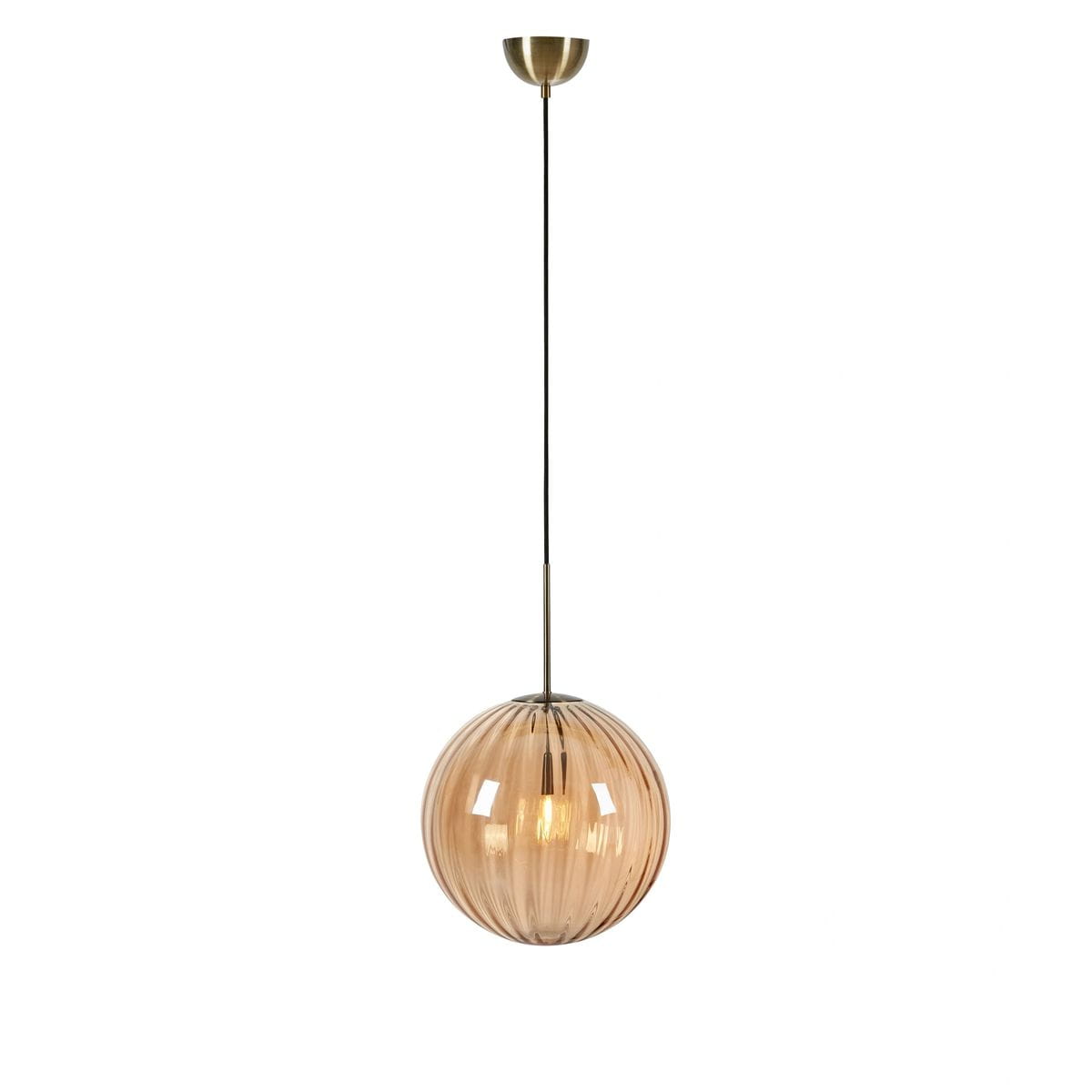 Lampa wisząca Fengari z jedną oprawą E14, w antycznym mosiądzu z bursztynowym kloszem w formie kuli. Zawieszona na cienkim przewodzie, prezentuje się w frontalnym ujęciu na białym tle. Klosz ma żłobioną teksturę, dodającą elegancji.