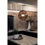 Lampa wisząca Fengari 1xE14 w antycznym mosiądzu z bursztynowym kloszem, umieszczona nad blatem kuchennym. Klosz ma okrągły kształt i fakturę, a w tle widoczna ceglana ściana oraz rośliny w doniczkach.