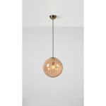Lampa wisząca Fengari 1xE14 w kolorze antycznego mosiądzu z bursztynową, szklaną kulą. Kula ma delikatne, żłobione wykończenie i jest zawieszona na cienkim kablu. Produkt umieszczony na jasnym tle, ukazując jego kształt i strukturę.