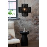 Lampa wisząca Soga w kolorze czarnym z jednym gniazdem E27, o strukturalnej formie z plecionki. Zawieszona nad okrągłym stolikiem o fakturze przypominającej plastry miodu, w aranżacji z jasnym fotelem i rośliną w tle.